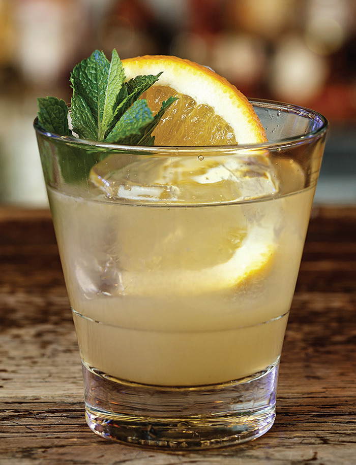 мартини лимонный. коктейль джин лимон. виски физз коктейль. Jin tonic. Bee's knees коктейль.