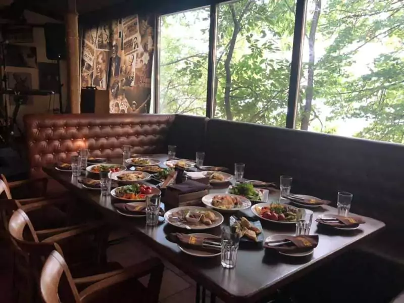 проведення святкових бенкетів і днів народження