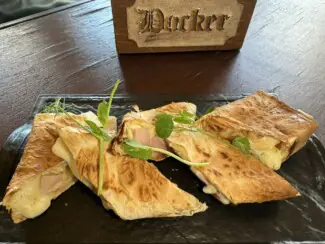 Лаваш із беконом, зеленню та трьома видами сиру - 250/30 гр