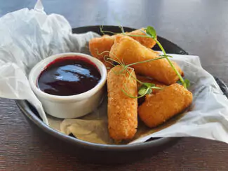 Моцарела фрі з ягідним соусом