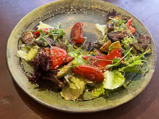 Овочі гриль із міксом салатів