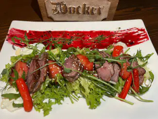 Салатний мікс із качиною грудкою