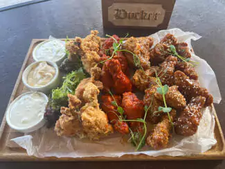 Асорті курячих крилець із трьома соусами