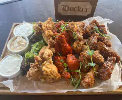 Асорті курячих крилець із трьома соусами