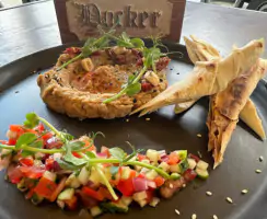 Хумус з лавашем та овочами