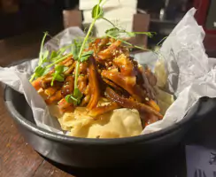 Свині вушка в медово-гострому соусі