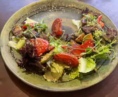 Овочі гриль із міксом салатів