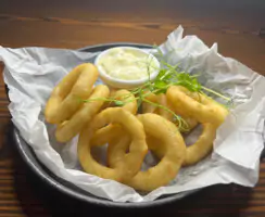 Цибулеві кільця з соусом тар-тар