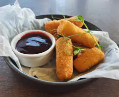 Моцарела фрі з ягідним соусом