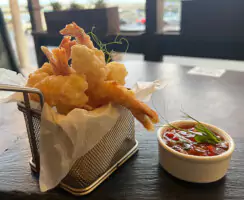 Хвости креветок темпурі з томатною сальсою