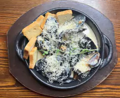 Мідії в мушлях у вершковому соусі з болгарським перцем, пармезаном і брускетами