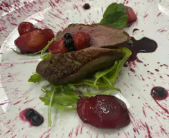 Качина грудка з карамелізованими яблуками та полуничним кюлі