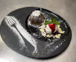 Шоколадний фондан із кулькою морозива